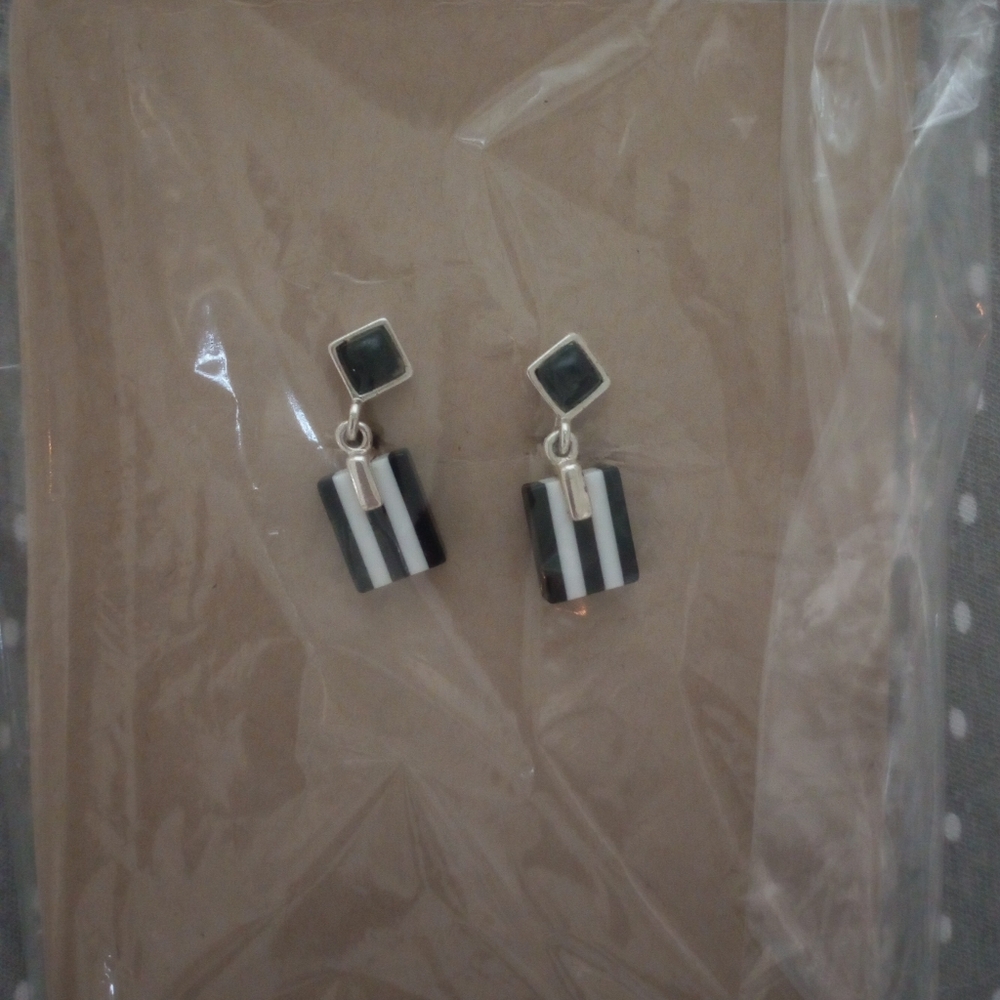 Vintage Black and White Clip-On Earrings - Picture 6 of 6